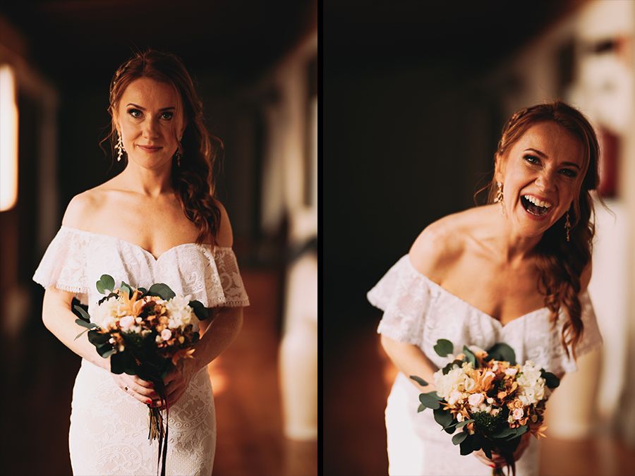 Retrato de la novia sonriente con su ramo de flores en un pasillo con luz cálida