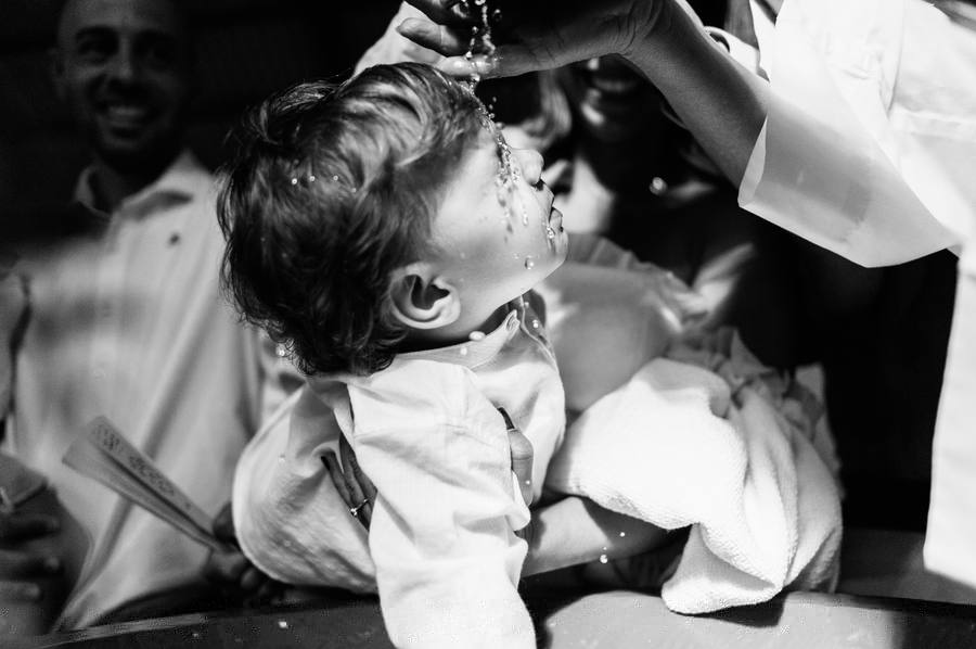 Fotógrafo de bautizos en Tenerife capturando el momento del agua bautismal en blanco y negro