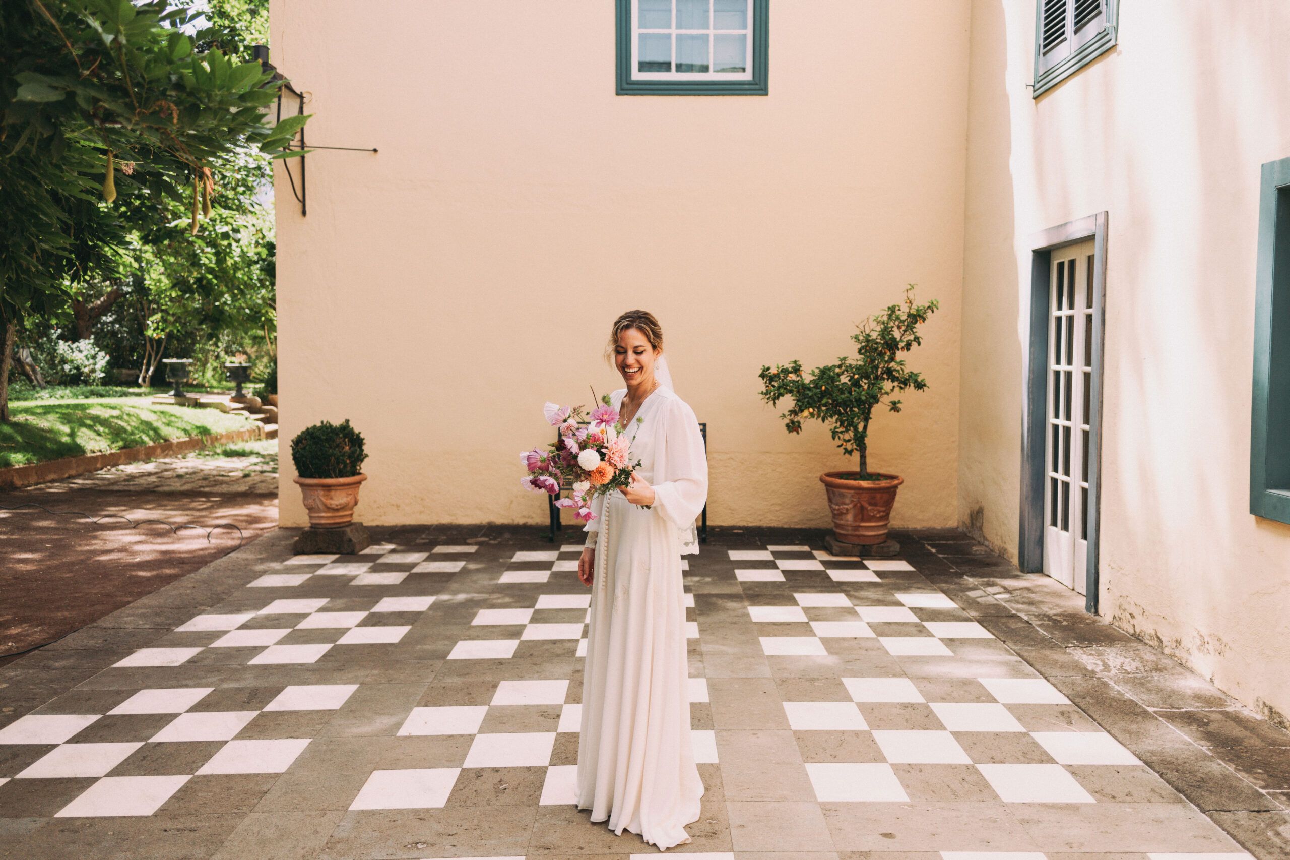 Como uno de los mejores fotógrafos de bodas en Tenerife, me encargaré de que cada detalle de vuestro amor quede reflejado en las fotos.