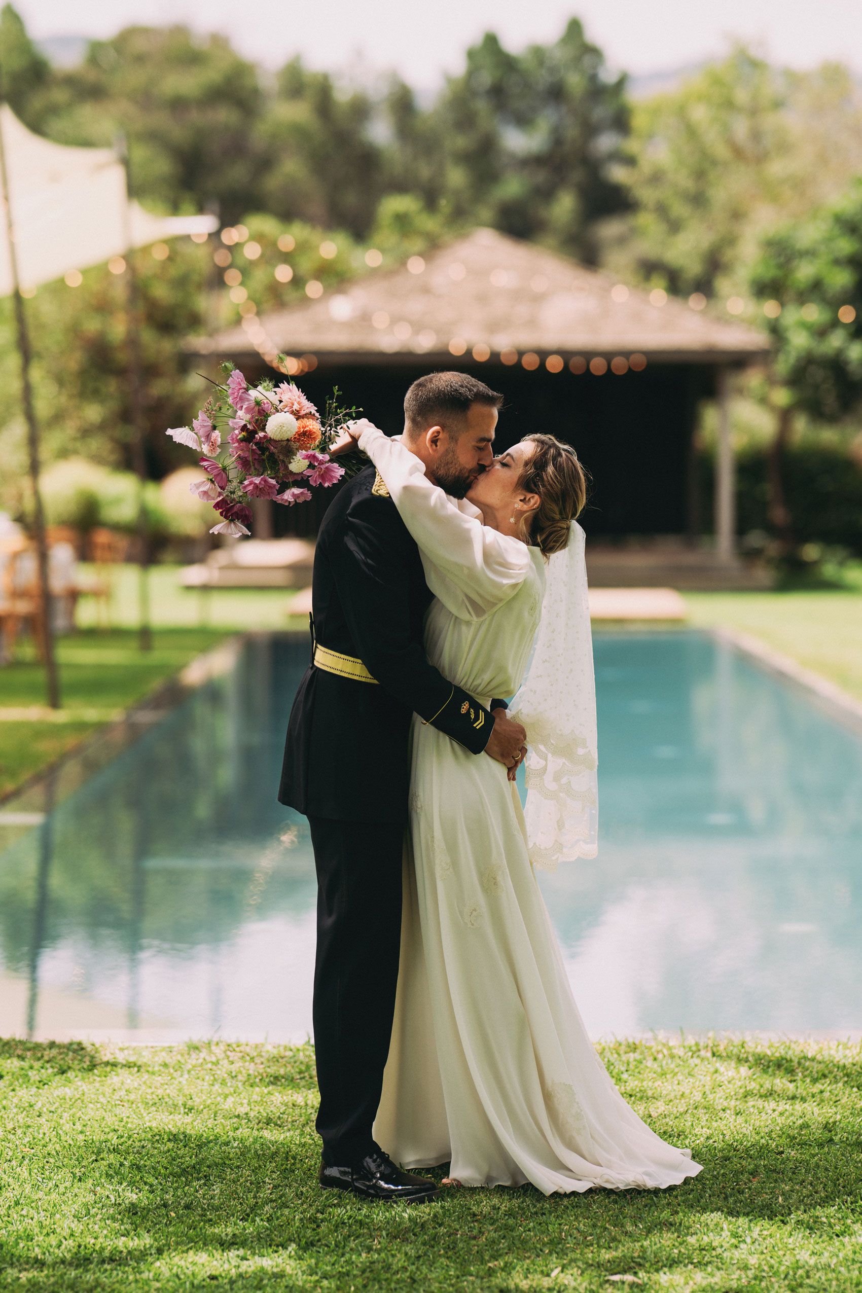 Novios besándose junto a la piscina el día de su boda, testimonio de Silvia y Bernar